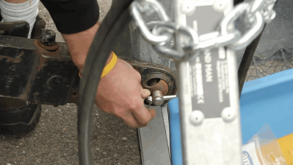 #2 Connect the tractor hitch arms to the TT pins.