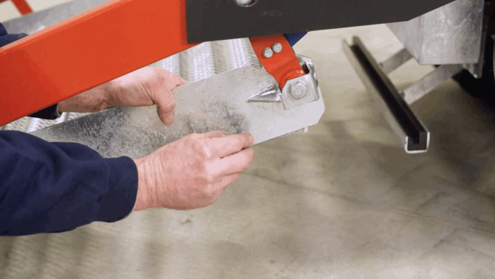 #6 Place the washer on the bolts and tighten the nuts over them.