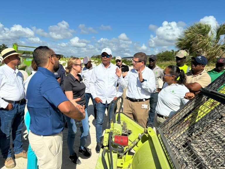 barber rep discusses surf rake with customers